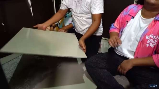 8 Potret Kondisi Rumah Azis Gagap yang Jarang Tersorot, Lantainya Pada Copot!