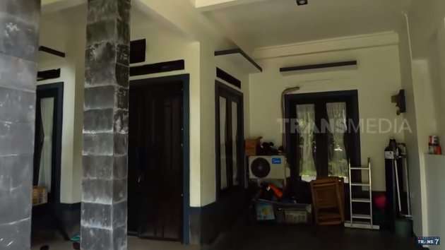 8 Potret Kondisi Rumah Azis Gagap yang Jarang Tersorot, Lantainya Pada Copot!
