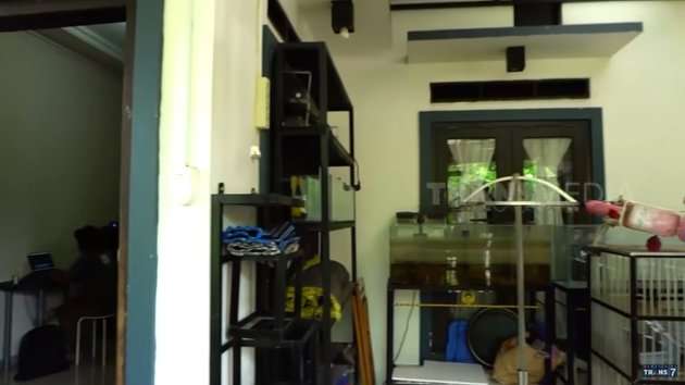 8 Potret Kondisi Rumah Azis Gagap yang Jarang Tersorot, Lantainya Pada Copot!