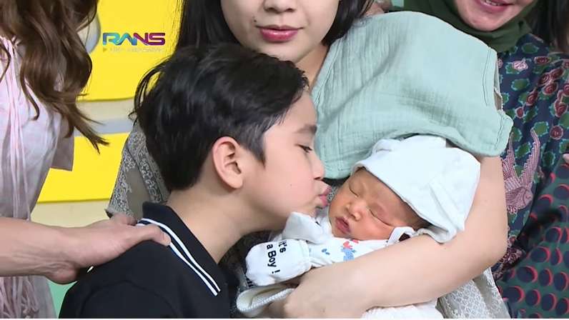 10 Potret Gantengnya Rayyanza Anak Kedua Raffi-Nagita, Plek Ketiplek Papanya!