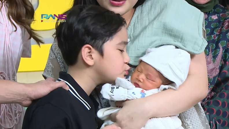 10 Potret Gantengnya Rayyanza Anak Kedua Raffi-Nagita, Plek Ketiplek Papanya!