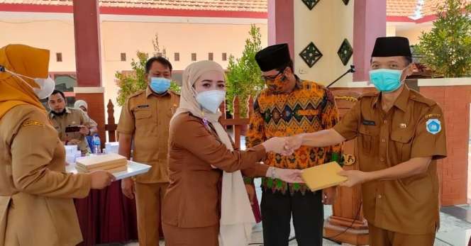 8 Potret Terbaru Kades Cantik Mantan Biduan di Lamongan, Makin Elegan dengan Hijab!