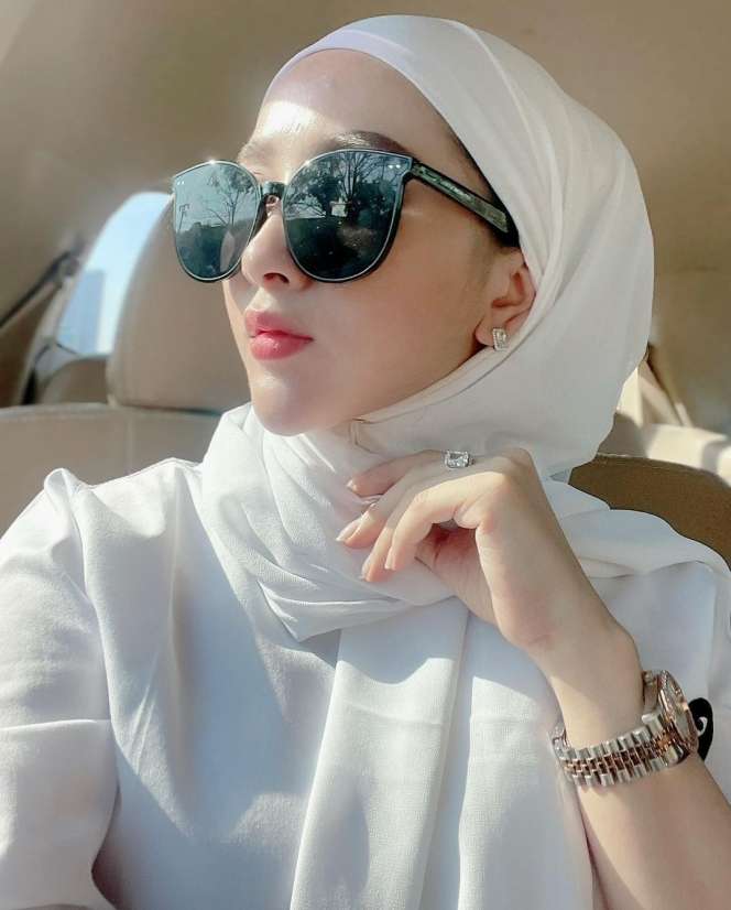 8 Potret Terbaru Kades Cantik Mantan Biduan di Lamongan, Makin Elegan dengan Hijab!