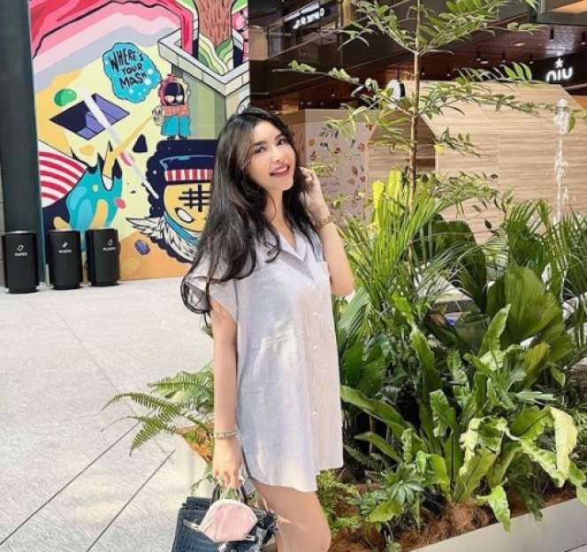 Potret Rica Andriani Usai Melahirkan, Kakinya Super Ramping!