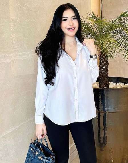 Potret Rica Andriani Usai Melahirkan, Kakinya Super Ramping!
