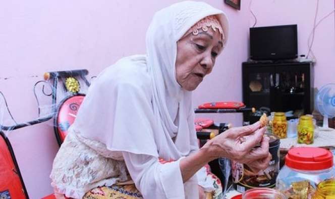 7 Artis Kariernya Merosot hingga Alih Profesi Demi Sambung Hidup, Ada yang Jadi Penjual Gorengan!