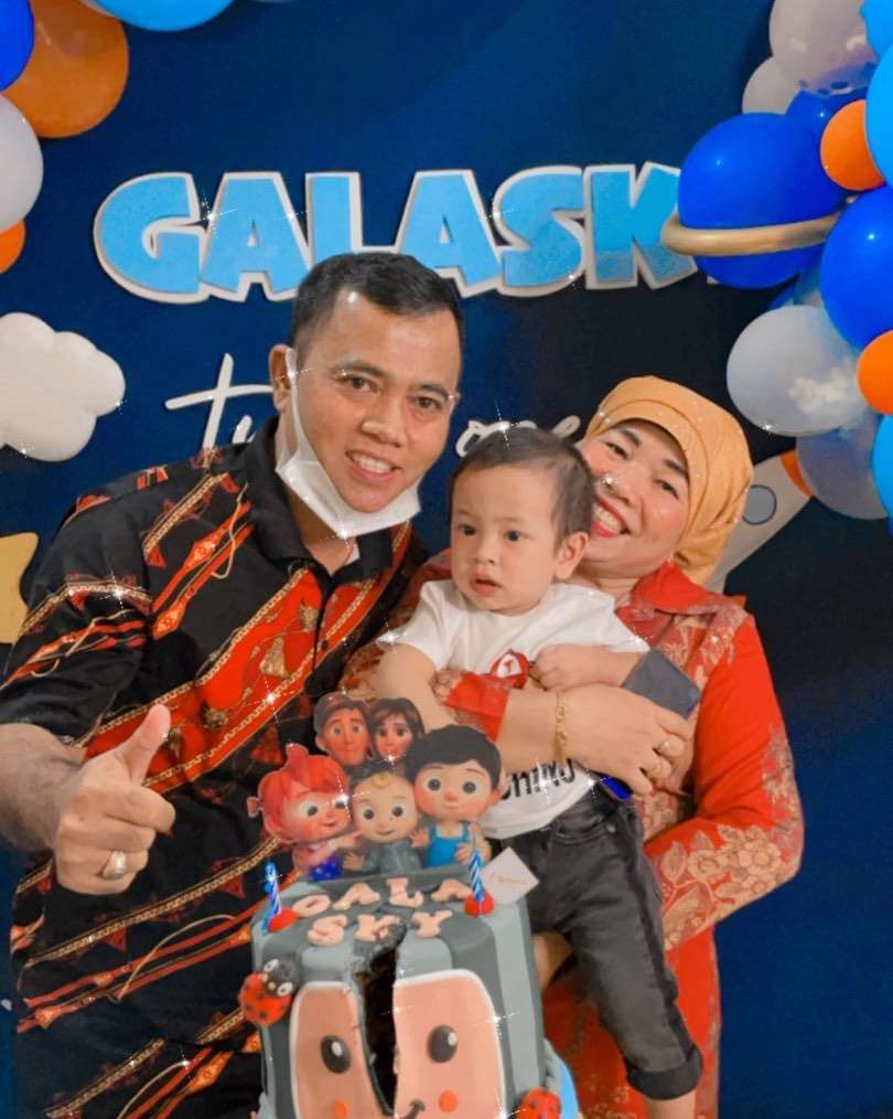 10 Potret Manis Opa Faisal Saat Momong Gala Sky, Netizen Bandingkan dengan Ayah Vanesssa Angel!