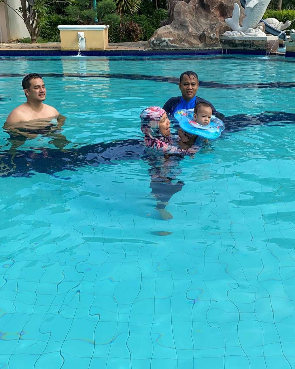 10 Potret Manis Opa Faisal Saat Momong Gala Sky, Netizen Bandingkan dengan Ayah Vanesssa Angel!