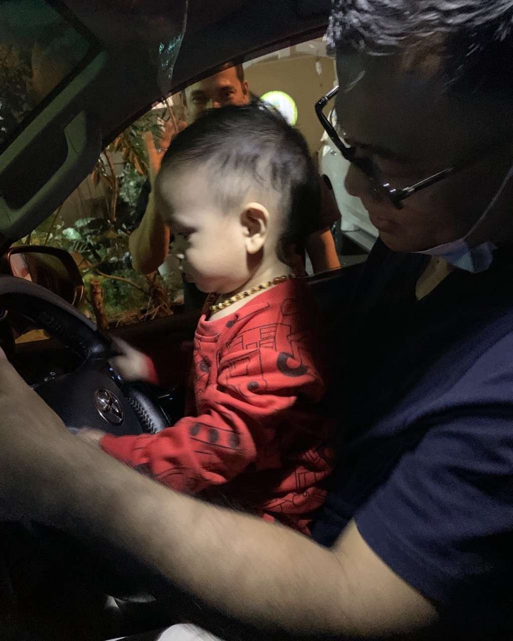 10 Potret Manis Opa Faisal Saat Momong Gala Sky, Netizen Bandingkan dengan Ayah Vanesssa Angel!