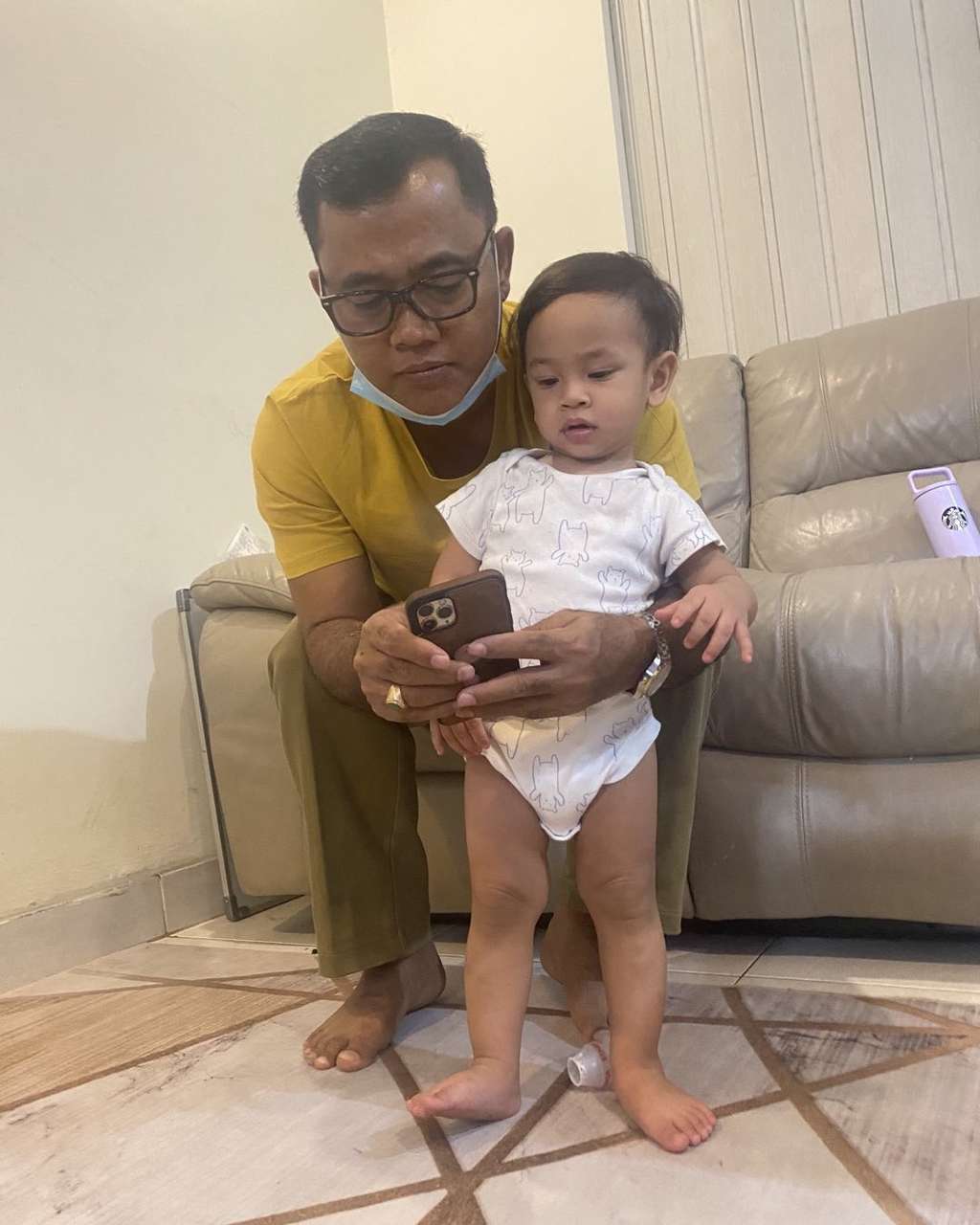 10 Potret Manis Opa Faisal Saat Momong Gala Sky, Netizen Bandingkan dengan Ayah Vanesssa Angel!