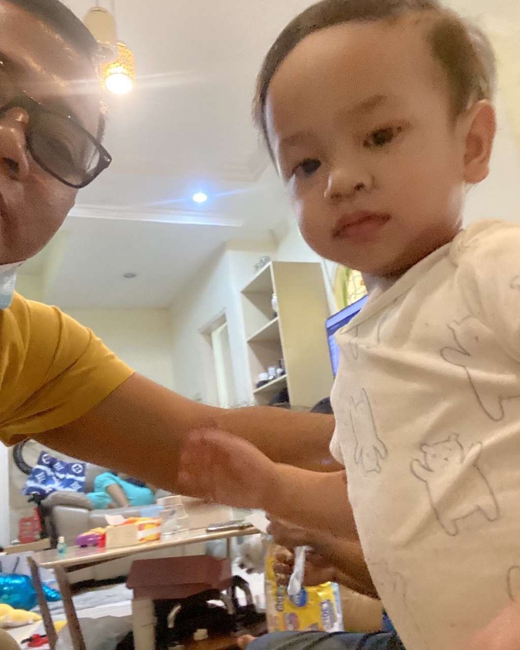 10 Potret Manis Opa Faisal Saat Momong Gala Sky, Netizen Bandingkan dengan Ayah Vanesssa Angel!