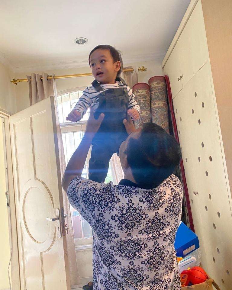 10 Potret Manis Opa Faisal Saat Momong Gala Sky, Netizen Bandingkan dengan Ayah Vanesssa Angel!