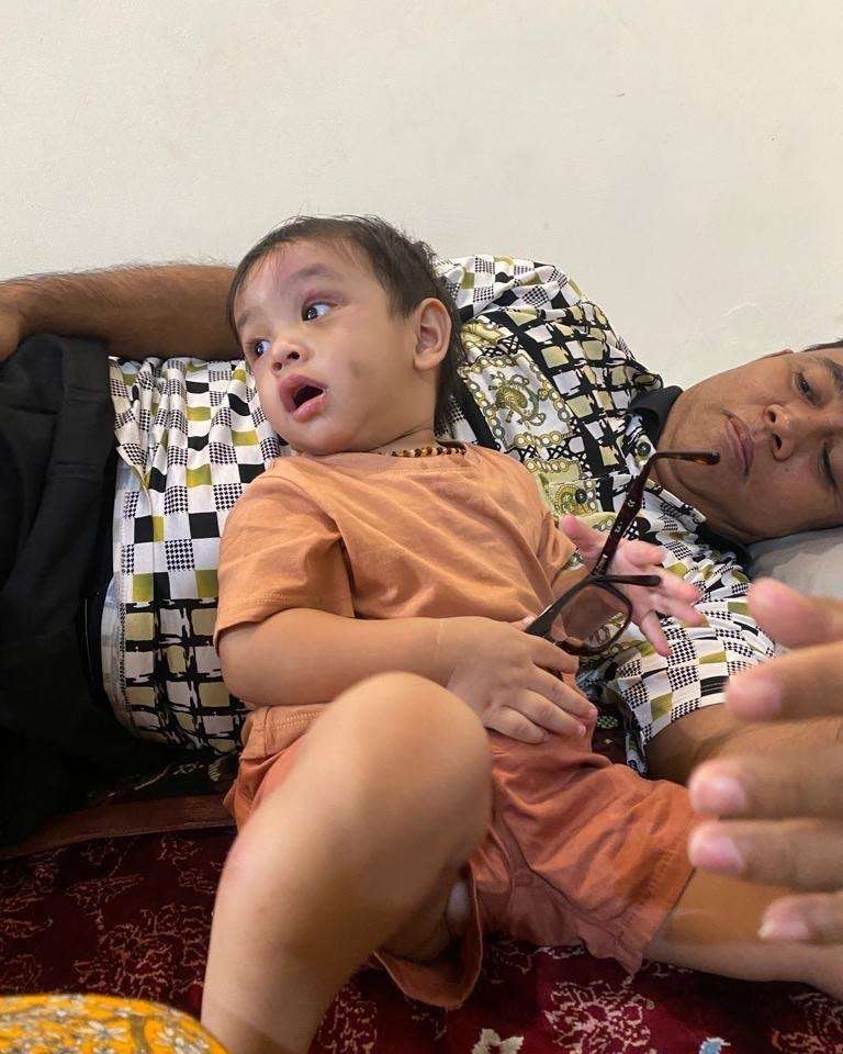 10 Potret Manis Opa Faisal Saat Momong Gala Sky, Netizen Bandingkan dengan Ayah Vanesssa Angel!