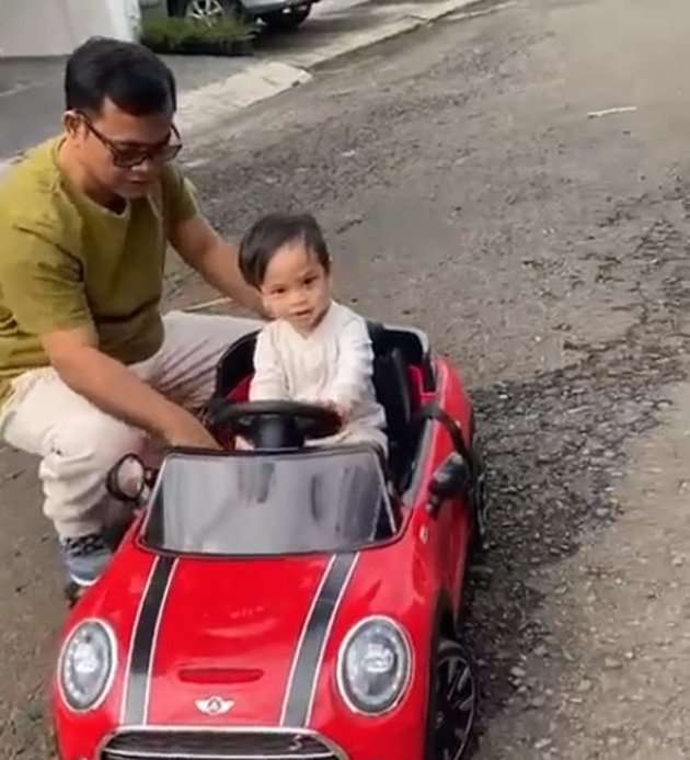 10 Potret Manis Opa Faisal Saat Momong Gala Sky, Netizen Bandingkan dengan Ayah Vanesssa Angel!