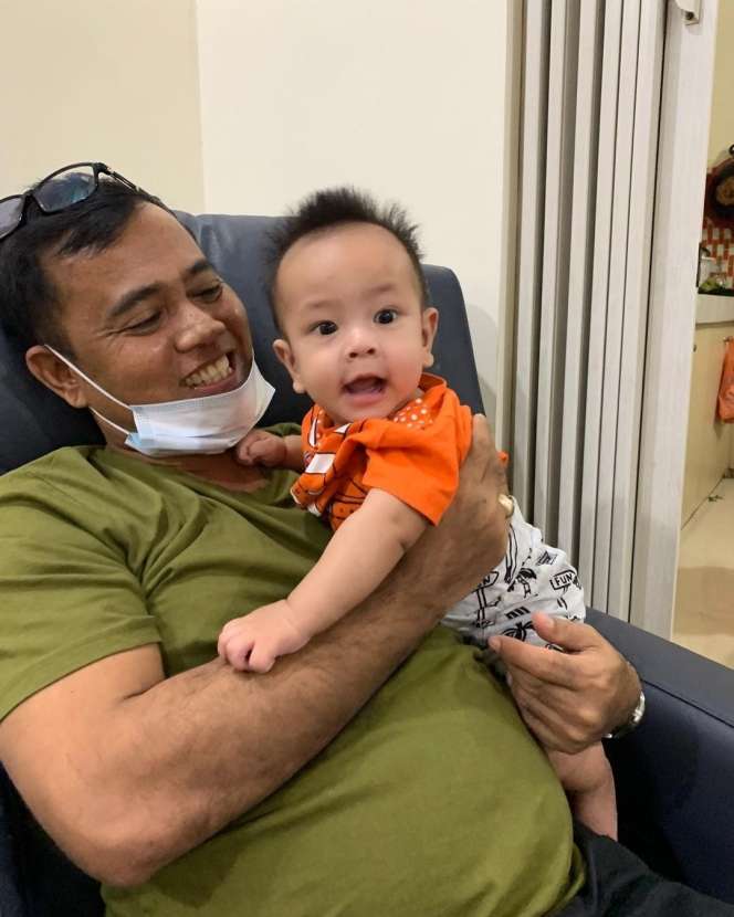 10 Potret Manis Opa Faisal Saat Momong Gala Sky, Netizen Bandingkan dengan Ayah Vanesssa Angel!