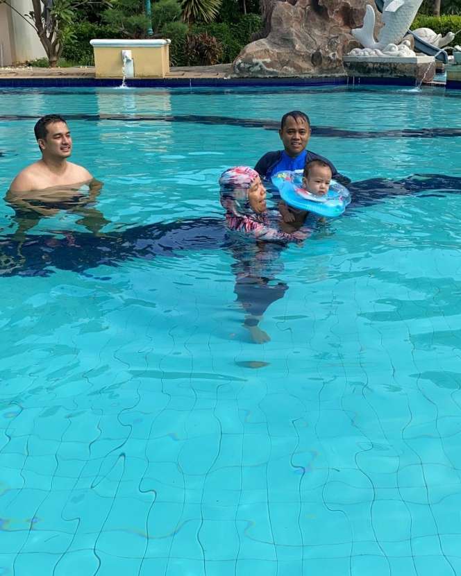 10 Potret Manis Opa Faisal Saat Momong Gala Sky, Netizen Bandingkan dengan Ayah Vanesssa Angel!