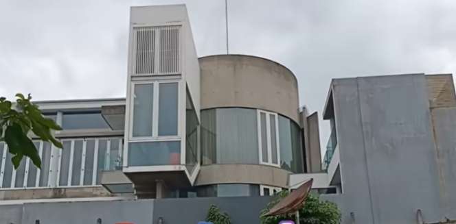 Penampakan Rumah Mewah 3 Lantai Terbengkalai 10 Tahun, Kolam Renangnya Ngeri Banget!