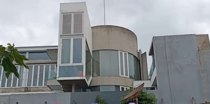 Penampakan Rumah Mewah 3 Lantai Terbengkalai 10 Tahun, Kolam Renangnya Ngeri Banget!