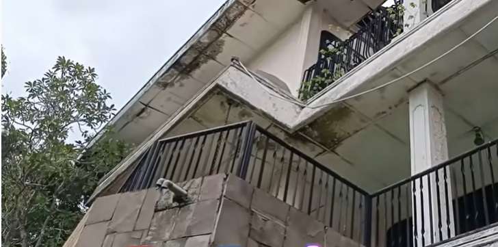 Penampakan Rumah Mewah 3 Lantai Terbengkalai 10 Tahun, Kolam Renangnya Ngeri Banget!