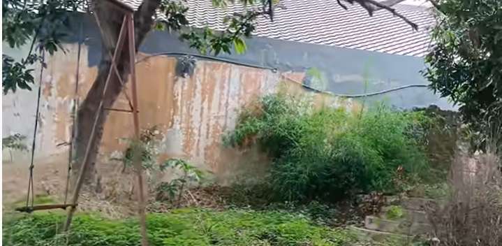 Penampakan Rumah Mewah 3 Lantai Terbengkalai 10 Tahun, Kolam Renangnya Ngeri Banget!