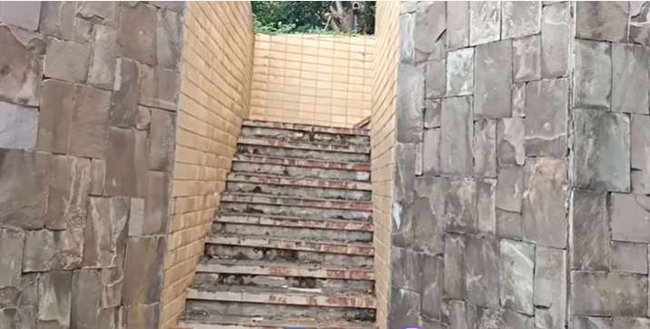 Penampakan Rumah Mewah 3 Lantai Terbengkalai 10 Tahun, Kolam Renangnya Ngeri Banget!