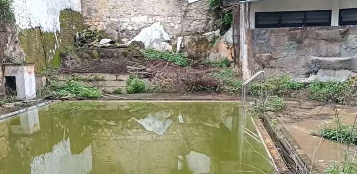 Penampakan Rumah Mewah 3 Lantai Terbengkalai 10 Tahun, Kolam Renangnya Ngeri Banget!