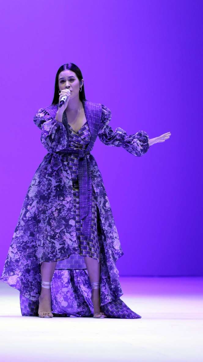 Tampil Elegan, Raisa Kenakan Rancangan Lokal Benang Jarum di JFW 2022
