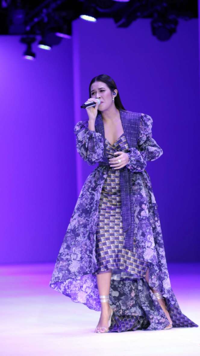 Tampil Elegan, Raisa Kenakan Rancangan Lokal Benang Jarum di JFW 2022