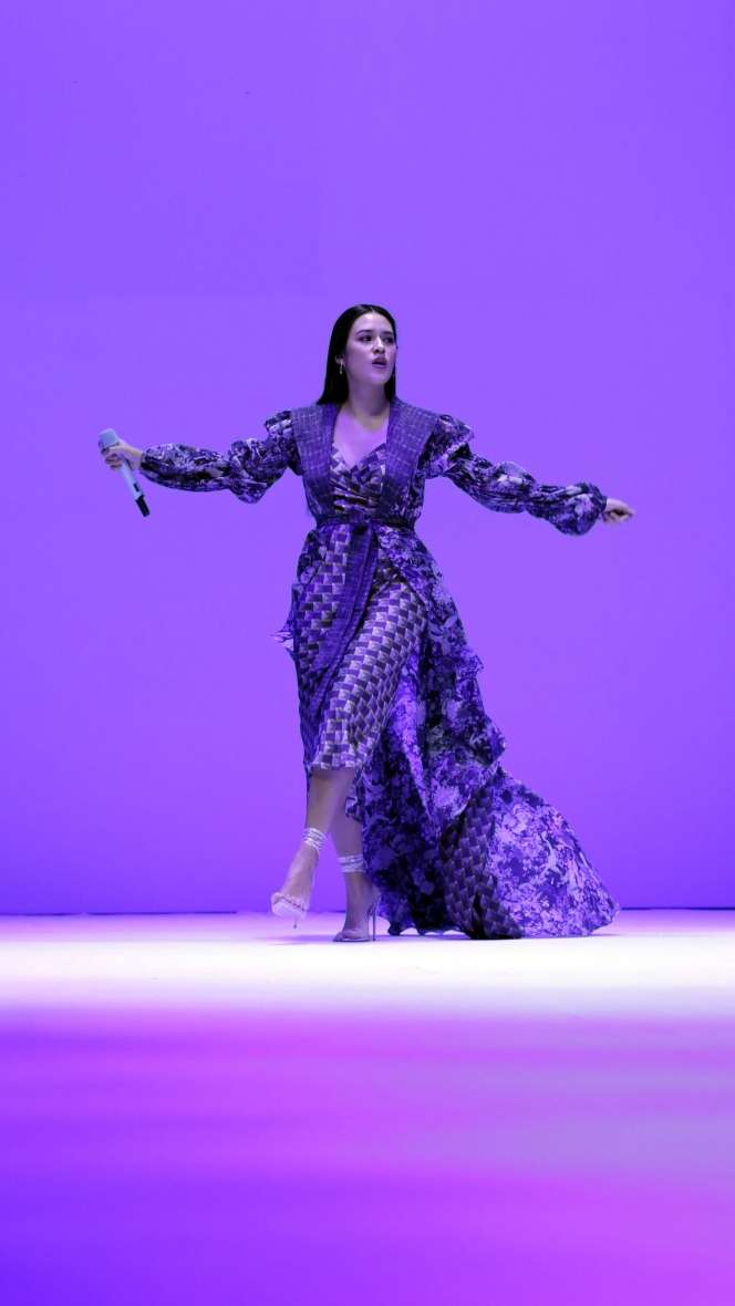 Tampil Elegan, Raisa Kenakan Rancangan Lokal Benang Jarum di JFW 2022