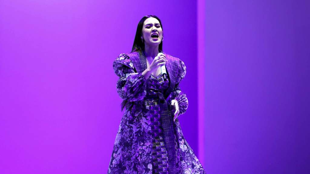 Tampil Elegan, Raisa Kenakan Rancangan Lokal Benang Jarum di JFW 2022