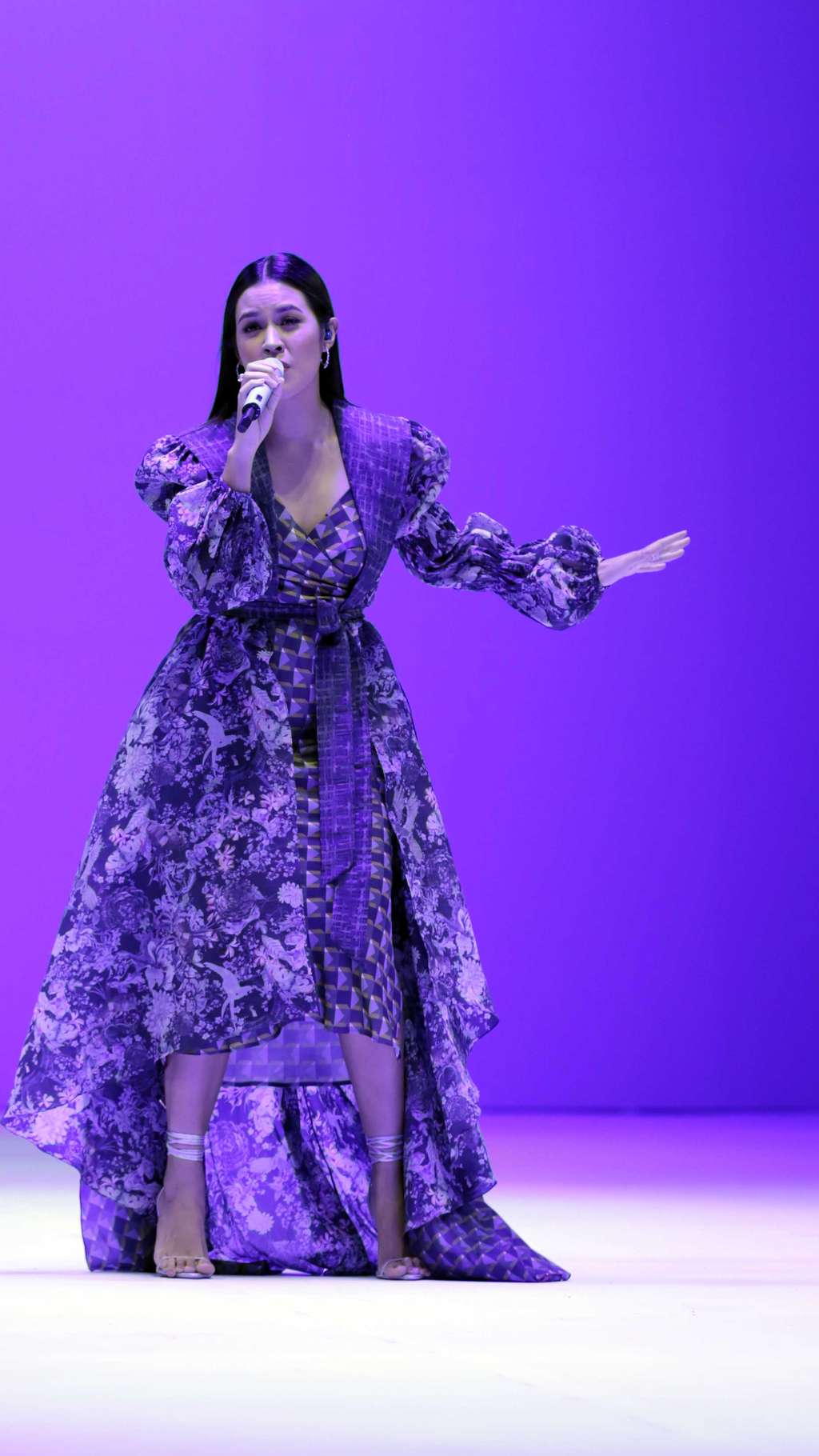 Tampil Elegan, Raisa Kenakan Rancangan Lokal Benang Jarum di JFW 2022