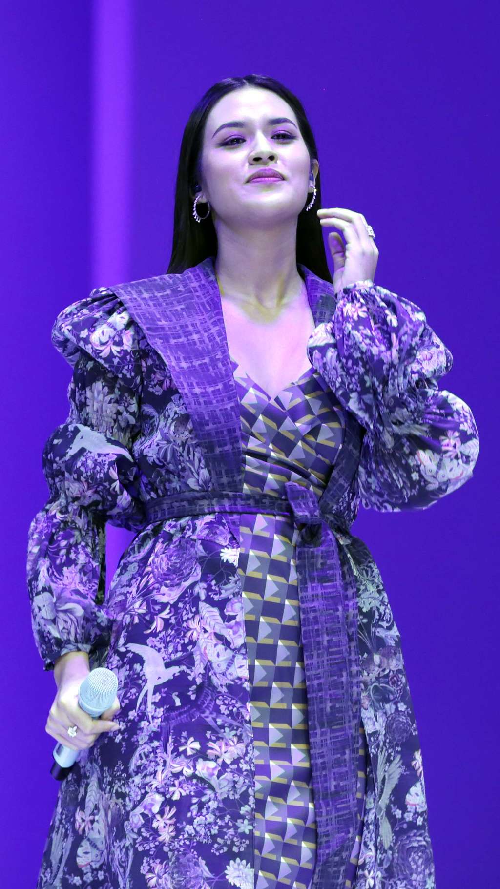 Tampil Elegan, Raisa Kenakan Rancangan Lokal Benang Jarum di JFW 2022