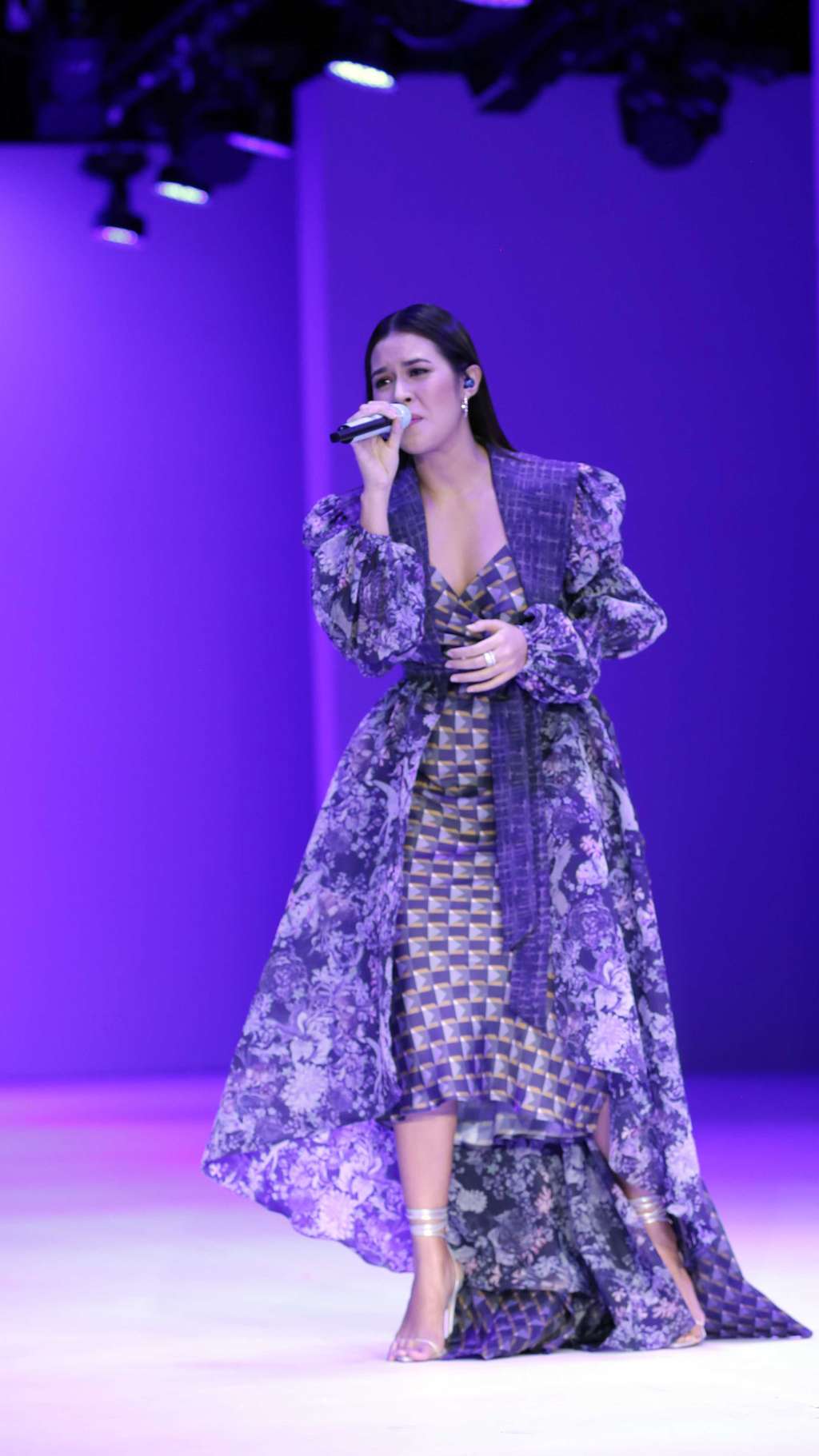 Tampil Elegan, Raisa Kenakan Rancangan Lokal Benang Jarum di JFW 2022