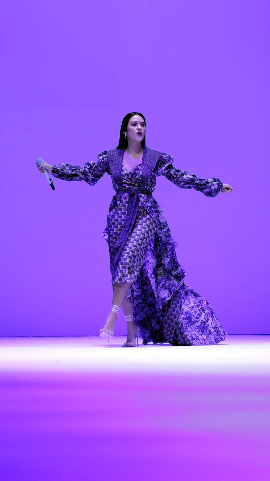 Tampil Elegan, Raisa Kenakan Rancangan Lokal Benang Jarum di JFW 2022