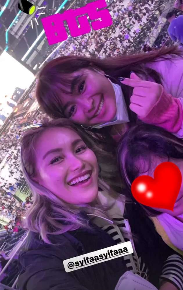 12 Foto Adu Gaya Nagita Slavina VS Ayu Ting Ting Saat Nonton Konser, Mana Lebih Keren?