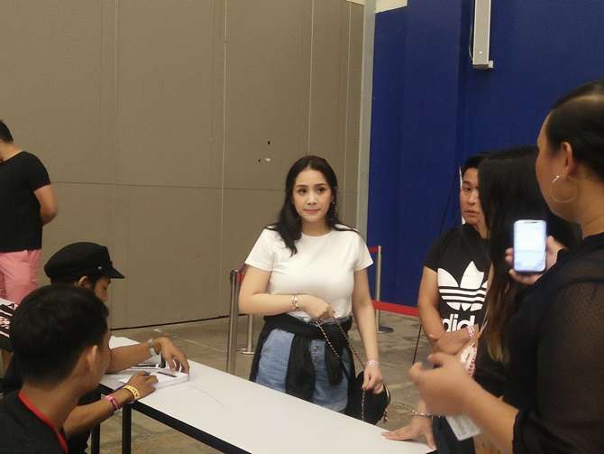 12 Foto Adu Gaya Nagita Slavina VS Ayu Ting Ting Saat Nonton Konser, Mana Lebih Keren?