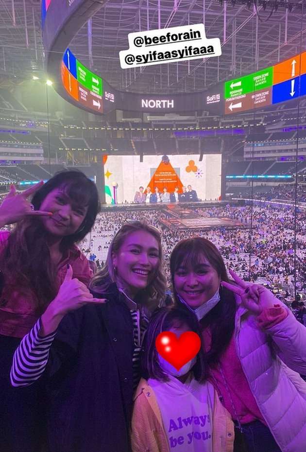 12 Foto Adu Gaya Nagita Slavina VS Ayu Ting Ting Saat Nonton Konser, Mana Lebih Keren?