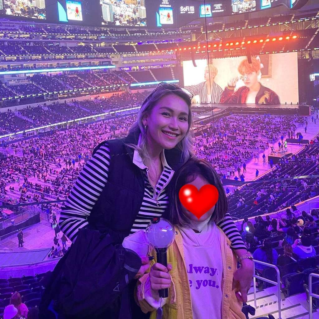 12 Foto Adu Gaya Nagita Slavina VS Ayu Ting Ting Saat Nonton Konser, Mana Lebih Keren?
