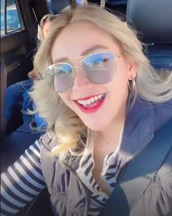 12 Foto Adu Gaya Nagita Slavina VS Ayu Ting Ting Saat Nonton Konser, Mana Lebih Keren?