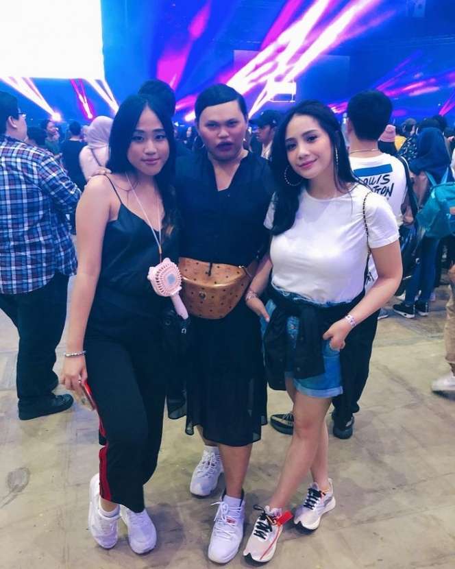 12 Foto Adu Gaya Nagita Slavina VS Ayu Ting Ting Saat Nonton Konser, Mana Lebih Keren?