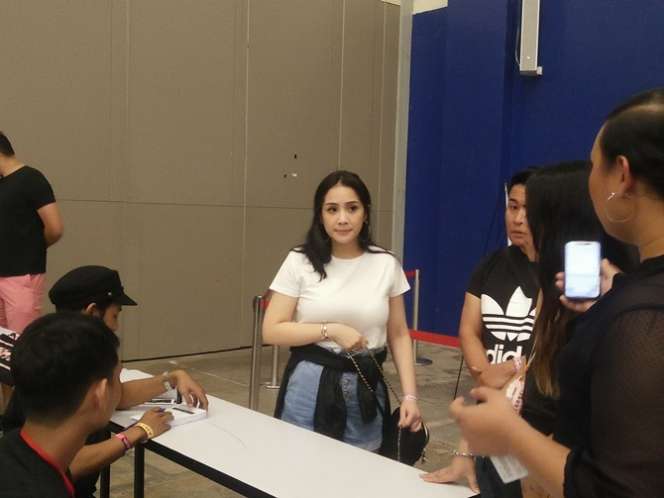 12 Foto Adu Gaya Nagita Slavina VS Ayu Ting Ting Saat Nonton Konser, Mana Lebih Keren?