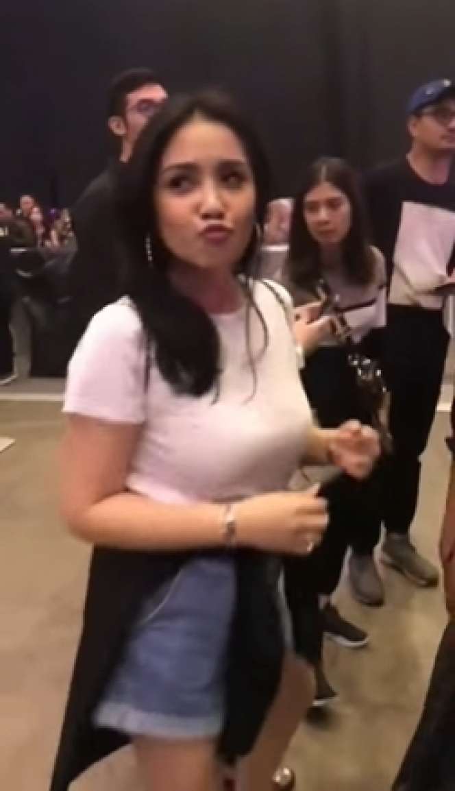 12 Foto Adu Gaya Nagita Slavina VS Ayu Ting Ting Saat Nonton Konser, Mana Lebih Keren?