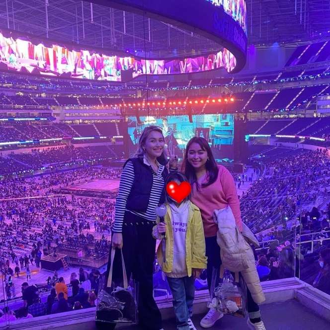12 Foto Adu Gaya Nagita Slavina VS Ayu Ting Ting Saat Nonton Konser, Mana Lebih Keren?