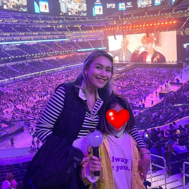 12 Foto Adu Gaya Nagita Slavina VS Ayu Ting Ting Saat Nonton Konser, Mana Lebih Keren?