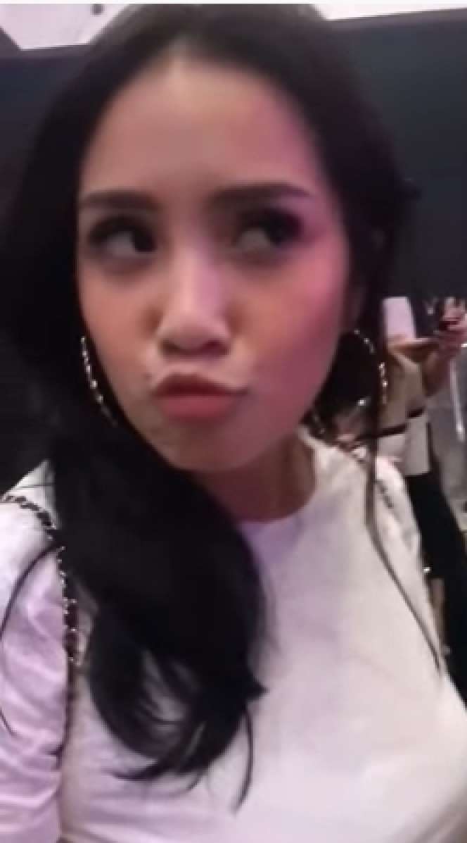 12 Foto Adu Gaya Nagita Slavina VS Ayu Ting Ting Saat Nonton Konser, Mana Lebih Keren?