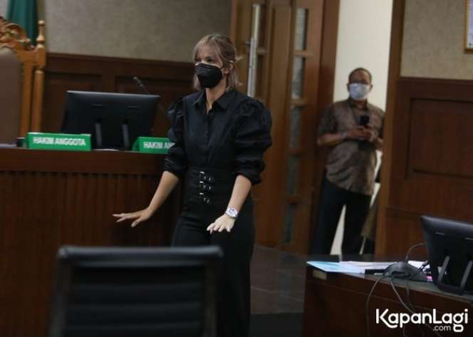 8 Potret Cantiknya Nia Ramadhani Jalani Sidang Kasus Narkoba, Makin Hot dengan Rambut Pendek!