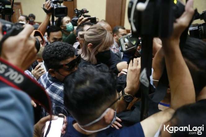 8 Potret Cantiknya Nia Ramadhani Jalani Sidang Kasus Narkoba, Makin Hot dengan Rambut Pendek!