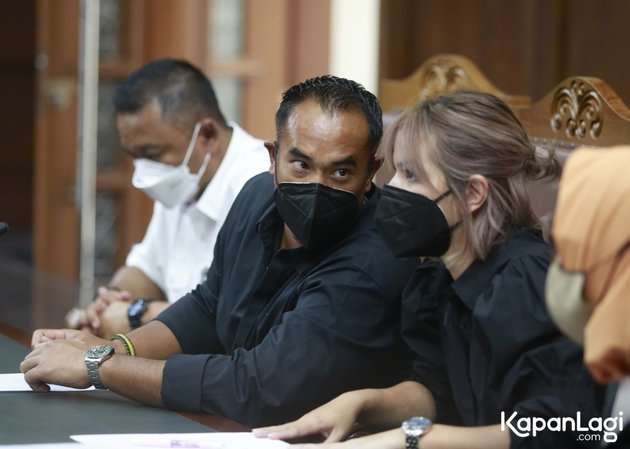 8 Potret Cantiknya Nia Ramadhani Jalani Sidang Kasus Narkoba, Makin Hot dengan Rambut Pendek!