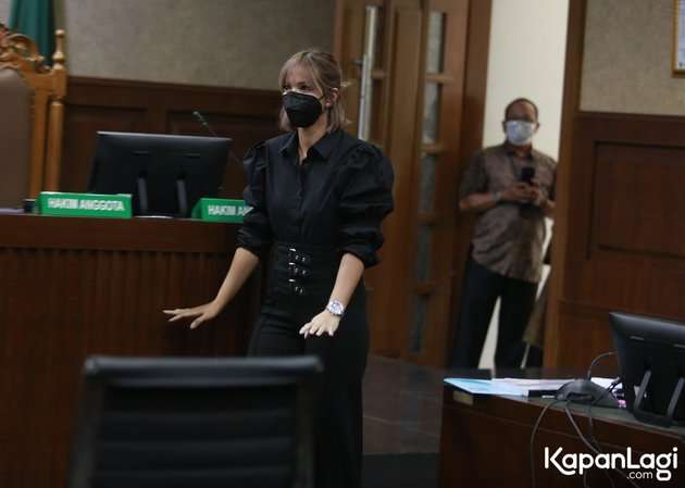 8 Potret Cantiknya Nia Ramadhani Jalani Sidang Kasus Narkoba, Makin Hot dengan Rambut Pendek!