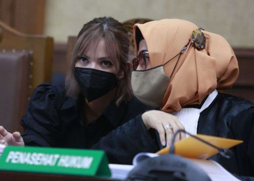 8 Potret Cantiknya Nia Ramadhani Jalani Sidang Kasus Narkoba, Makin Hot dengan Rambut Pendek!